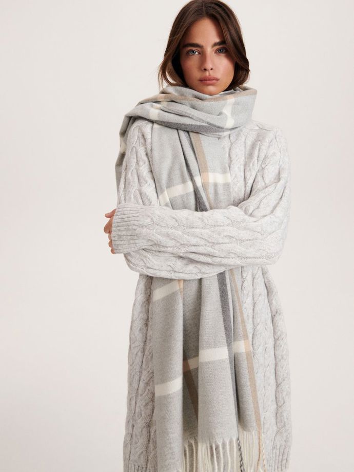 Outfity s šálou tón v tónu lahodí oku. (Reserved, 459 Kč)