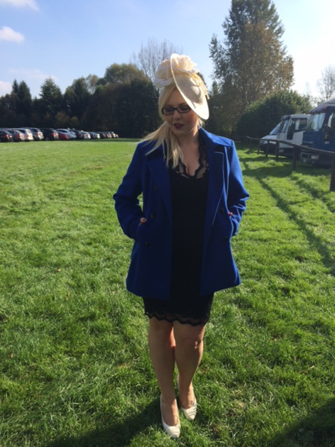 Zástupkyně šéfredaktorky Kristina po Austrálii navštívila i Velkou pardubickou, kde ovšem outfitem lehce vynikala, dress code tu není zvykem.