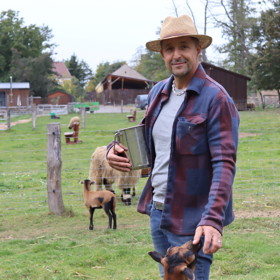 Moderátor Tomáš Krejčíř, někdejší hvězda seriálu Rodinná pouta, bydlí na statku za Prahou a mimo jiné pěstuje lamy.