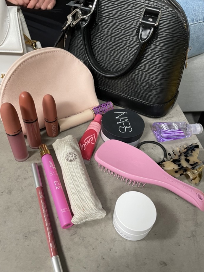 Nikola má v každé kabelce alespoň 2 rtěnky, zrovna v den návštěvy v Lifee měla dokonce 3 oblíbené rtěnky značky MAC, lesk od Lanolips, konturku RMS Beauty v odstínu Morning Dew, parfémy, pudr a multilíčidlo značky (M)anasi. Dále nechyběl hřeben, dezinfekční gel, skřipec a gumička do vlasů. 