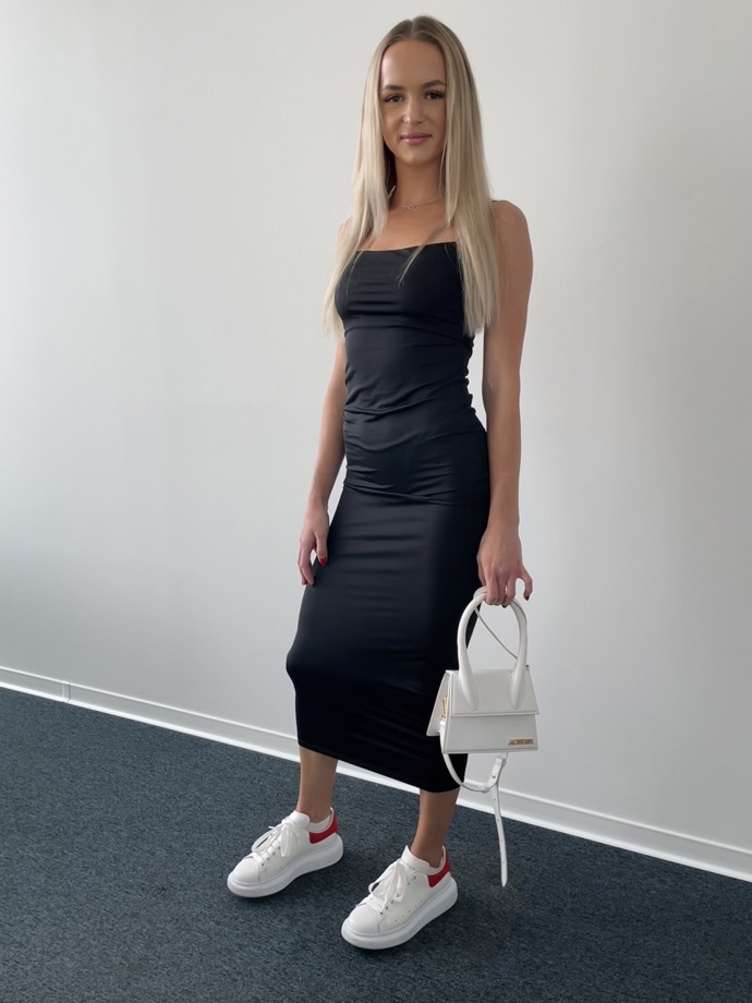 Ester Bendová má ráda malé kabelky a oproti sestře Nikole používá méně líčidel. 