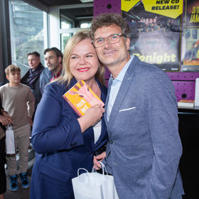 Sabina nešetřila úsměvy, v modrých šatech střihu saka jí to velmi slušelo. Zapózovala i s autorem křtěné knihy Gazely Patrikem Hartlem.