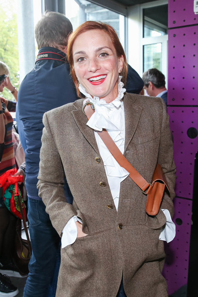 Rozevřenou fazonu vyplnila nepřehlédnutelná blůza s fiží s volánky.