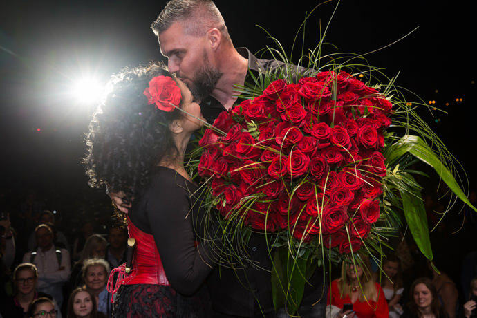 Radek Filipi dobře ví, že Lucie si rudé růže zaslouží.