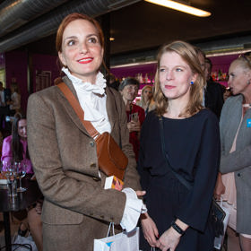 Míša zvolila kabelku ve stylu ledvinky, kterou ležérně přehodila přes hruď.