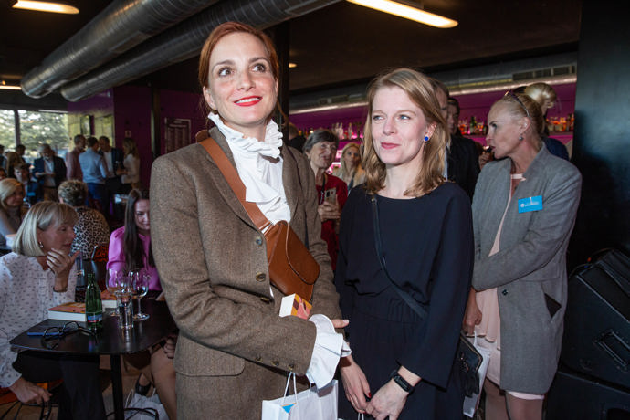 Míša zvolila kabelku ve stylu ledvinky, kterou ležérně přehodila přes hruď.