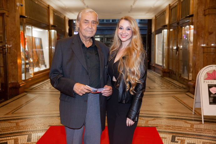 Dcera herce Zdeňka Žáka oblékla ke kožené bundě černé společenské kalhoty a crop top.