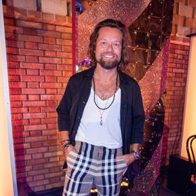 Na jarní tiskové konferenci k nové řadě taneční soutěže Richard na svůj vkus jen decentně odhalil hruď v hlubším výstřihu trička.