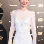 V další variaci jejího krátkého, vyfoukaného a zvlněného účesu "na vrabčáka" zase připomínala herečku Winonu Ryder.