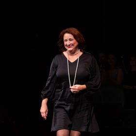 Herečka svoje černé modely vždy něčím ozvláštní. 