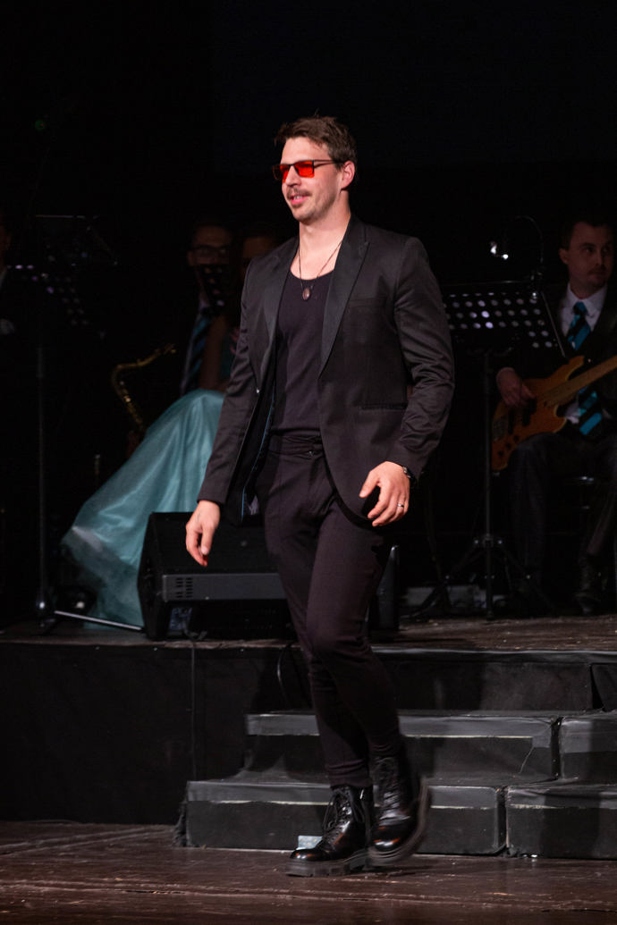 Muzikálový zpěvák Peter Pecha se kompletně zahalil do černé, outfit ovšem rozzářil barevnými brýlemi. 