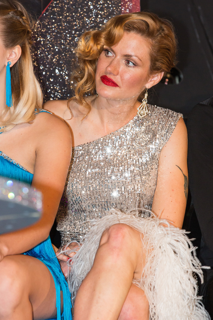 Sportovkyně Gabriela Soukalová tancovala ve zvlněném asymetrickém účesu, přičemž z pravé strany byly vlasy zčesány dozadu.