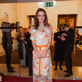 Na premiéru muzikálu Anděl Páně dorazila krásná Daniela v neobvykle pestrobarevných šatech. Elegantní tylové model s vyšívanými květy a dlouhým páskem ji doslova rozsvítil.