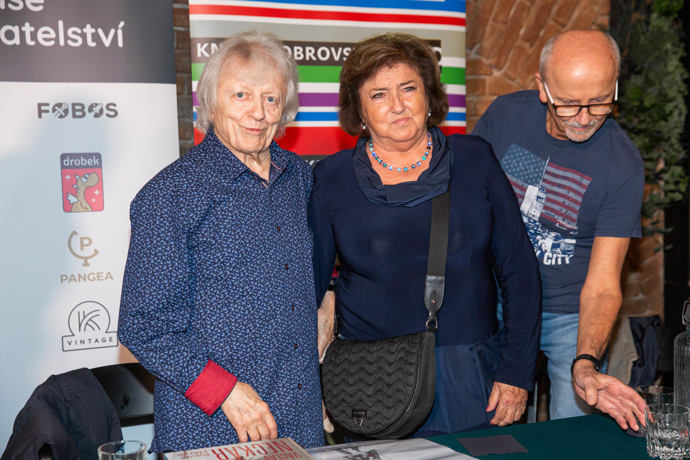 Doktorka Michaličková popřála nové knize Václava Neckáře hodně spokojených čtenářů.