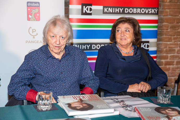 Doktorka Michaličková usedla na tiskové konferenci vedle Václava Neckáře.