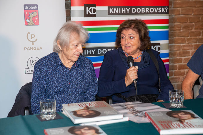Václav Neckář se pod dohledem lékařky Michaličkové učil znovu mluvit mezi roky 2002 až 2005.