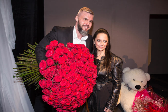 Partner Lucie Bílé, Radek Filipi, ji po každé premiéře odmění pugétem rudých růží.