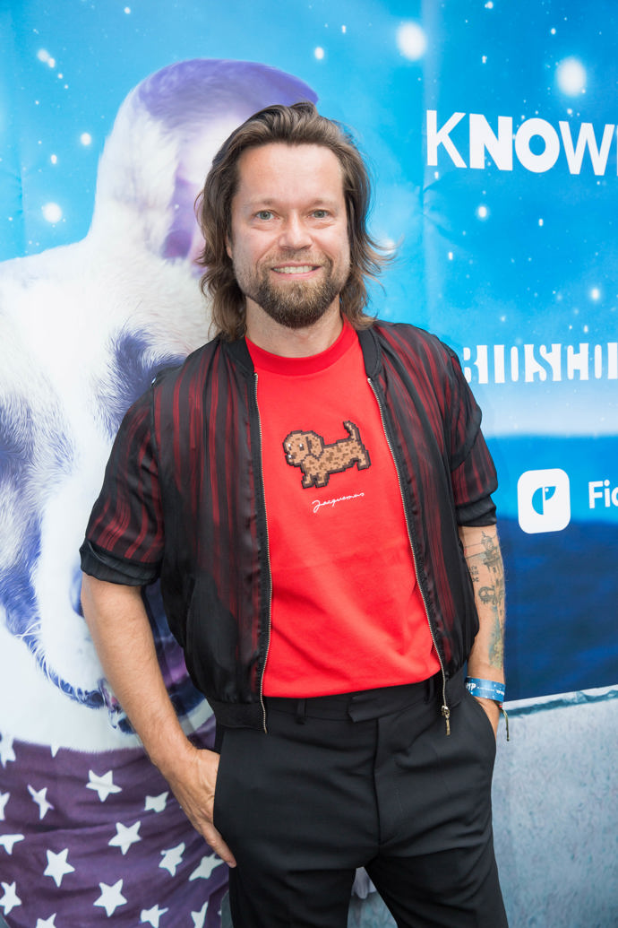 Na filmovou premiéru v roce 2021 dorazil Richard Krajčo v oblíbené transparentní bundičce typu bluzonu. Tentokrát ji oblékl přes luxusní, leč neprůhledné tričko značky Jacquemus.