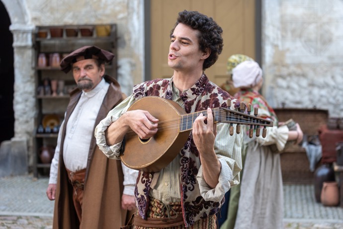 Filip Březina si v pohádce Klíč svatého Petra zahrál potulného muzikanta.