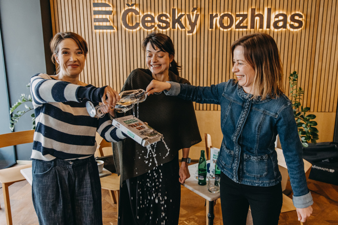 Kmotrou nové knihy Michaely Klevisové Vraní oko byla herečka a moderátorka Tereza Kostková.
