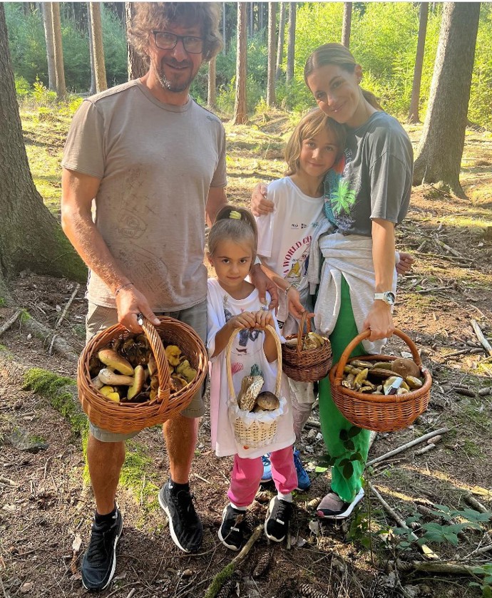 Lucie v otevřeném rozhovoru s Bárou Hlaváčkovou popsala, jak dnes rodina žije a jaké důsledky pro manžela odpykaný trest má. Dozvíte se také, jak probíhaly Luciiny návštěvy ve vězení.