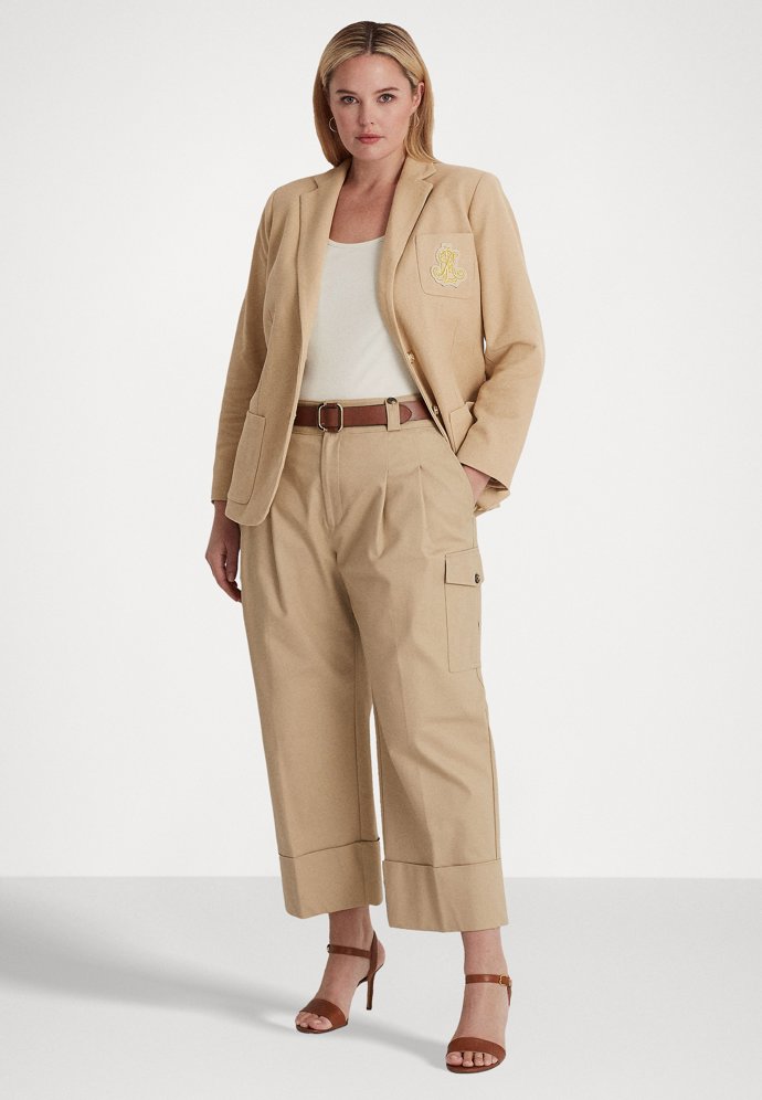 Oblekový look můžete vytvořit i z trendy kalhot s kapsami. (Lauren Ralph Lauren, 4 599 Kč)