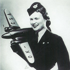 Letuška Eleonora Thurn Taxis s modely letadel.