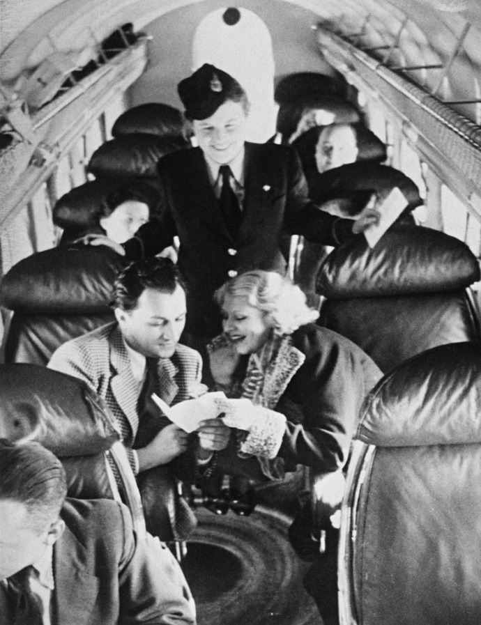 Herci Jára Pospíšil a Nelly Gaierová v roce 1938 na palubě Československých státních aerolinií. Nad nimi je letuška Therezia Thurn Taxis.