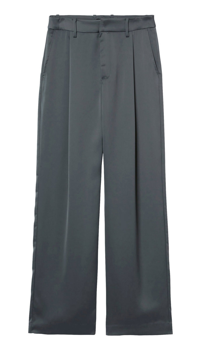 Kalhoty se sklady a vyšším pasem, 1 299 Kč, Lindex je nabízí až do veliksoti 54.