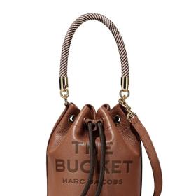 Luxusní model Marc Jacobs zdobí nápis. Cena: 11 490 Kč