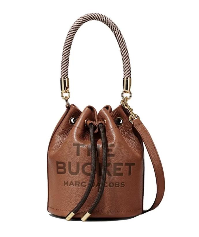 Luxusní model Marc Jacobs zdobí nápis. Cena: 11 490 Kč