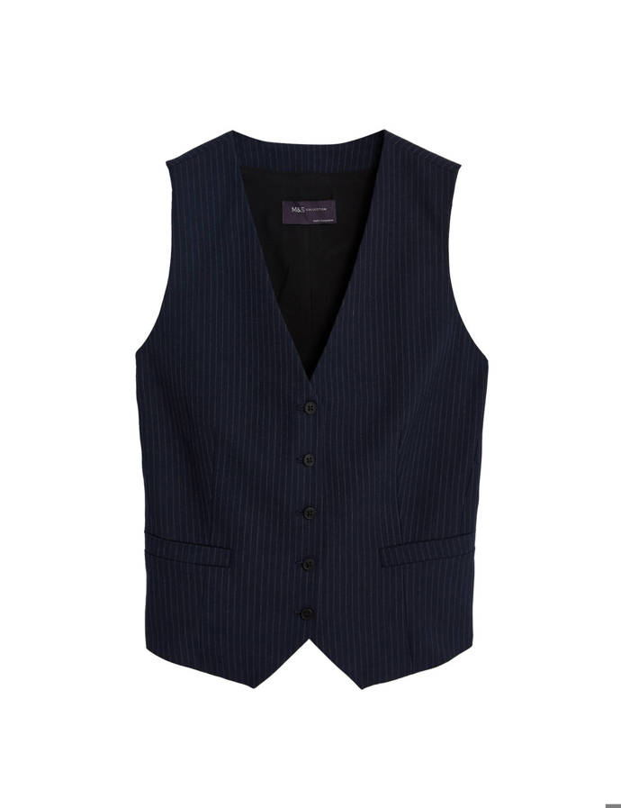 Vhodná k vrstvení, vesta s jemným proužkem, Marks & Spencer, 1 299 Kč.