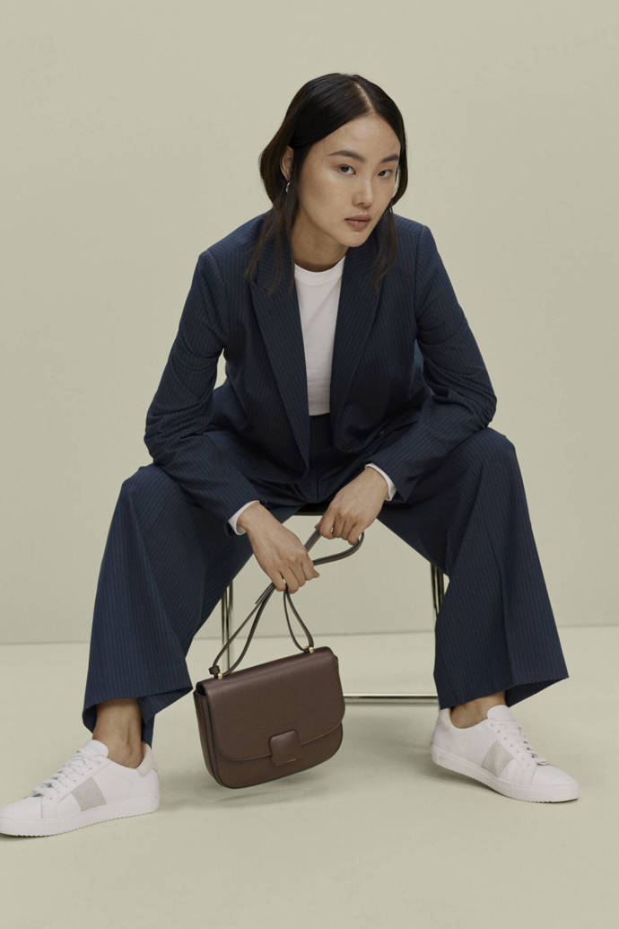 Kalhotový kostým. Jasná volba, které mladistvý look dodá kombinace s basic tričkem a teniskami.