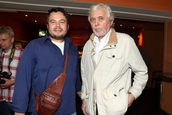 Slavný herec se se svým synem objevil čas od času i ve společnosti. Poslední léta po smrti manželky Libuše se o něj syn postaral. Další snímky v galerii jsou ze seriálu Nemocnice na kraji města, ve kterém si Josef Abrhám zahrál.