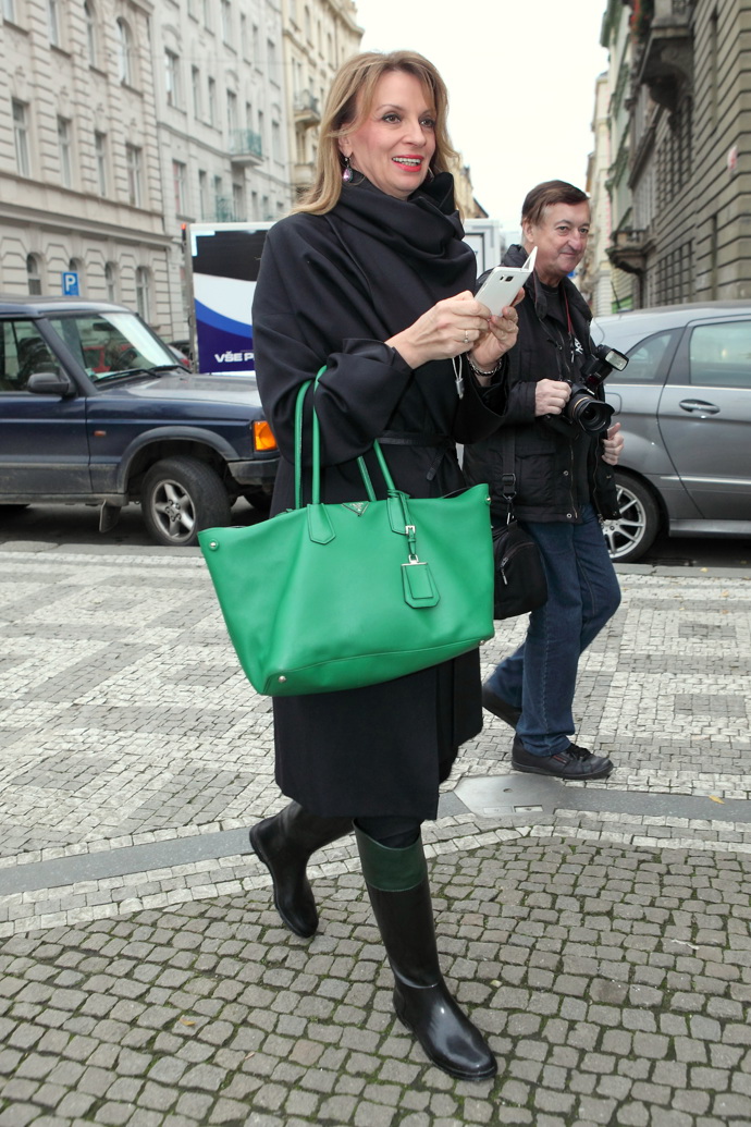 Ivana Chýlková sladila módní obuv s luxusní kabelkou Prada.