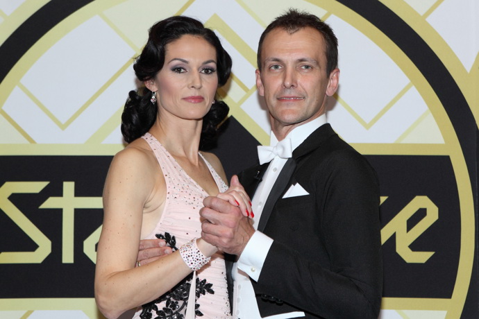 Atletka Kateřina Baďurová zazářila v elegantním účesu z 50. let, kterému vévodí výrazná pokládaná vlna na pravé straně obličeje, která je vzadu sepnutá a volně spadá po lopatkách.