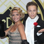 Modelka Taťána Kuchařová oslavila s charlestonem návrat do 30. let. Vlasy nechala vytvarovat do skládaných vln a čelo ozdobila čelenkou z kamínků.