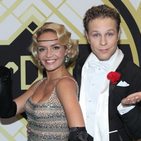 Modelka Taťána Kuchařová oslavila s charlestonem návrat do 30. let. Vlasy nechala vytvarovat do skládaných vln a čelo ozdobila čelenkou z kamínků.