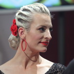 Herečka Anna Polívková nás zaujala variací na francouzský cop, který končí v drdolu ozdobeném rudou růží. 