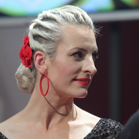 Herečka Anna Polívková nás zaujala variací na francouzský cop, který končí v drdolu ozdobeném rudou růží. 