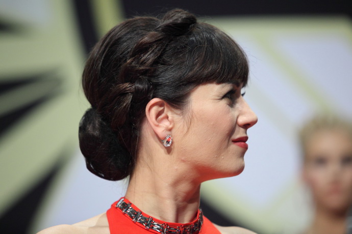 Moderátorka Tereza Kostková si z vlasů nechala vytvořit elegantní drdol na týlu a přes vlasy ještě zapletla výrazný cop. Vepředu zase dělá parádu ofinka.