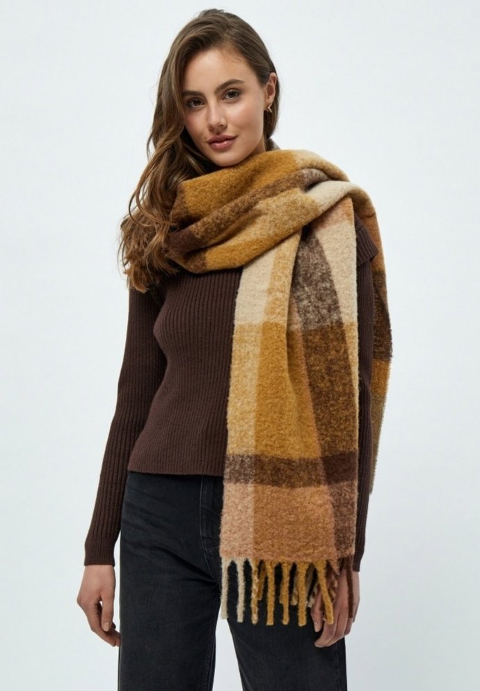 Kostkované modely nestárnou. (Minus, 1 690 Kč)