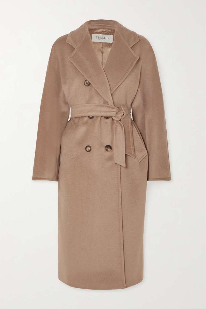 Ikonický plášť Max Mara Camel Coat, model 101 801, cena na oficiálních stránkách značky je 65 700 Kč. Pár tisíc ušetříte, poohlédnete-li se po e-shopech s luxusní módou.