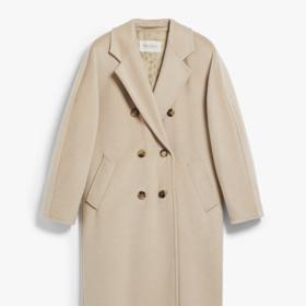 Legendární velbloudí plášť značka nabízí v mnnoha barevných provedeních které, víc než střih a příběh kabátu, podléhají aktuálním trendům. K dispozici je třeba tato světlá varianta v krémové barvě.