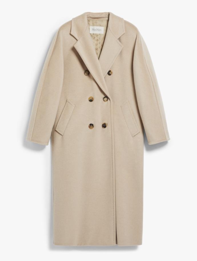 Legendární velbloudí plášť značka nabízí v mnnoha barevných provedeních které, víc než střih a příběh kabátu, podléhají aktuálním trendům. K dispozici je třeba tato světlá varianta v krémové barvě. 