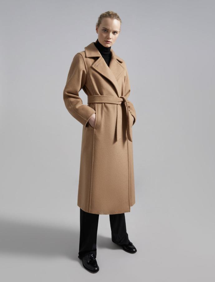 Model Manuela. Další z ikonických plášťů značky Max Mara.