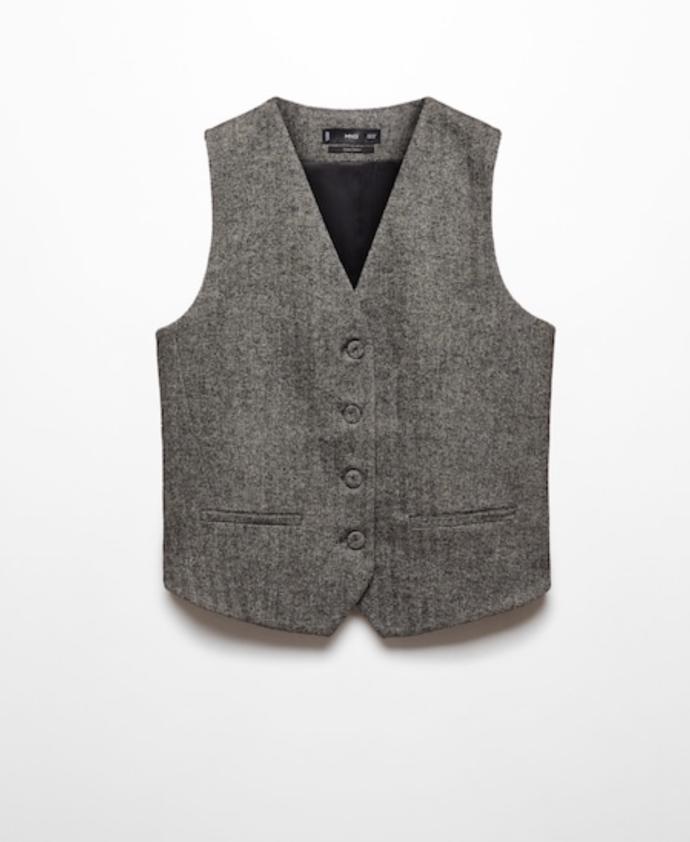 Tvídová vestička se čtyřmi knoflíčky, vhodná k nošení přes basic tričko či rolák. (Mango, 1 299 Kč)