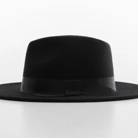 Tmavý model unisexové varianty klobouku typu fedora oživí jednoduchý elegantní outfit, klidně jím ale doplňte i džínové modely. Mango, 899 Kč