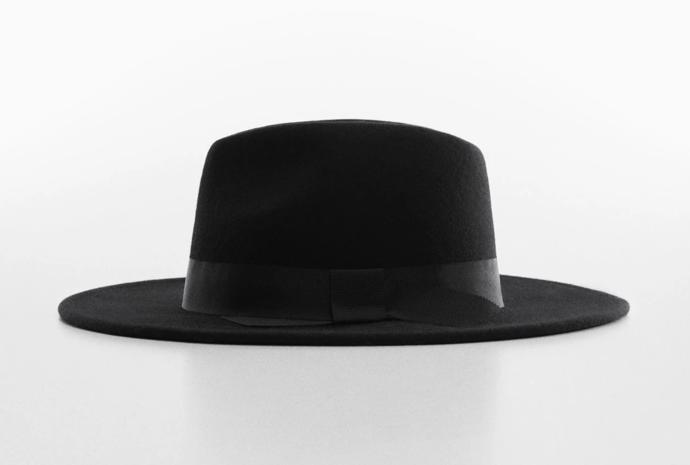 Tmavý model unisexové varianty klobouku typu fedora oživí jednoduchý elegantní outfit, klidně jím ale doplňte i džínové modely. Mango, 899 Kč