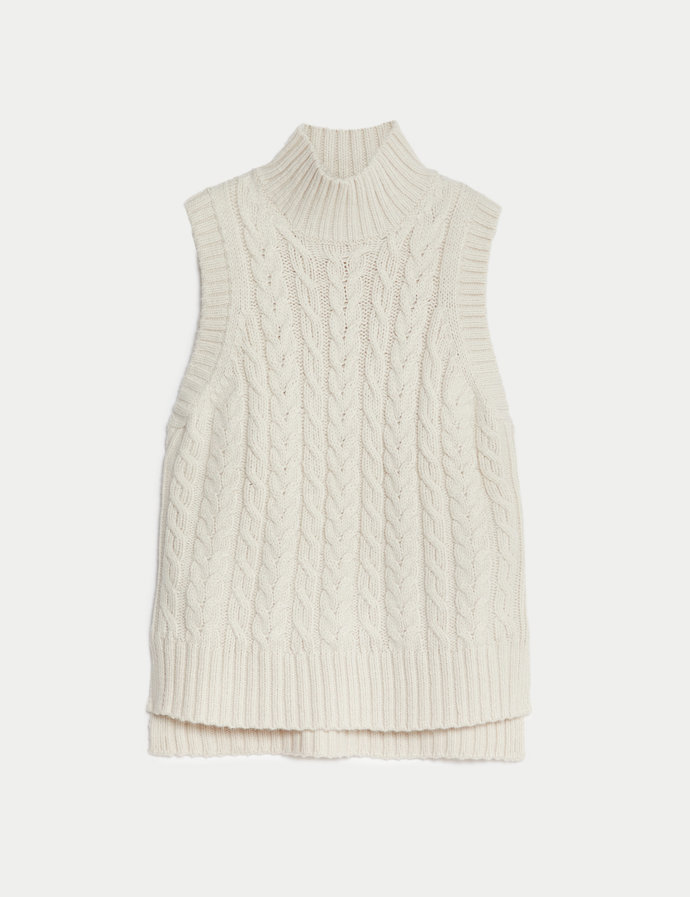 Vestu širšího střihu se stojáčkem najdete v nabídce značky Marks&Spencer za 899 Kč.